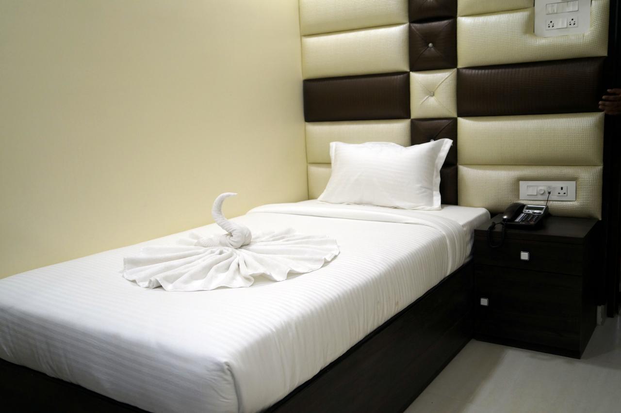 Hotel Silver Arcade Māldah エクステリア 写真